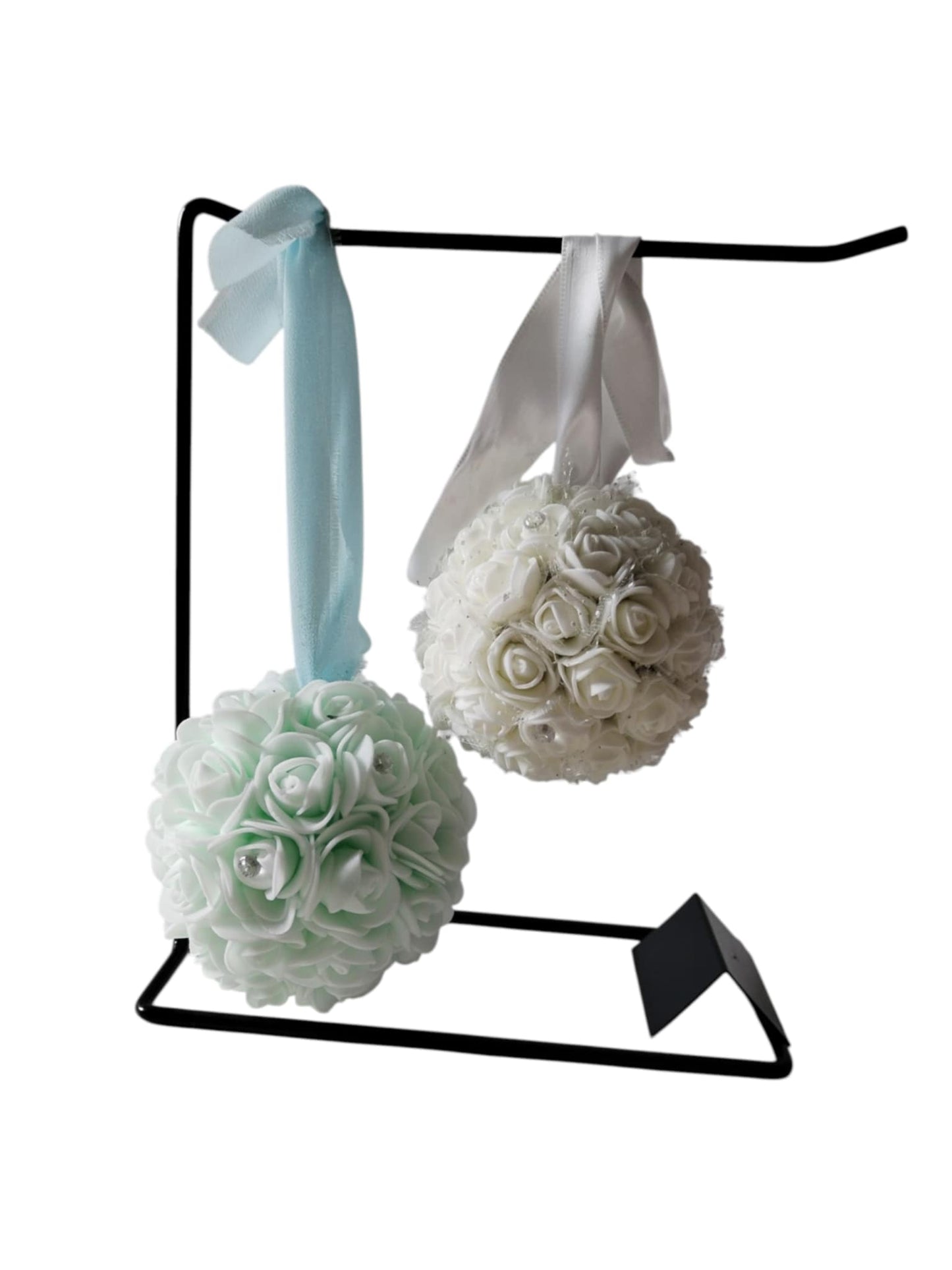 Boules de roses artificielles.