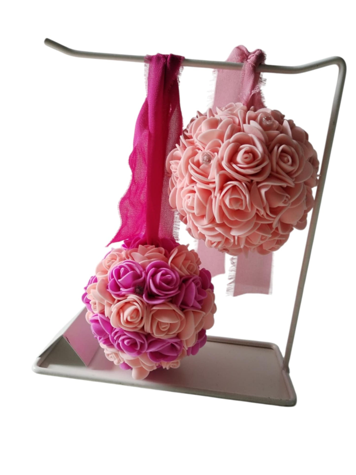 Boules de roses artificielles.